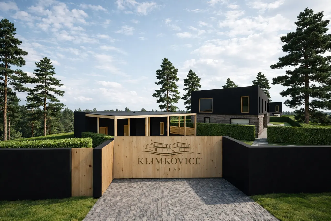 Denní pohled na vjezd do areálu Klimkovice Villas s dřevěnou branou